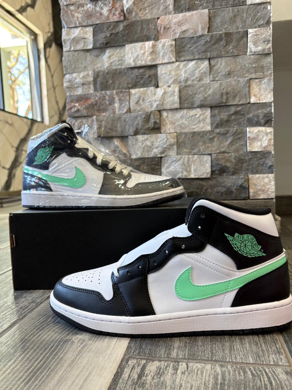 Jordan 1 Mid OG